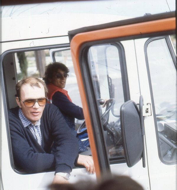 Jukka Sintonen ja mekaanikko Leksa matkalla kisoihin